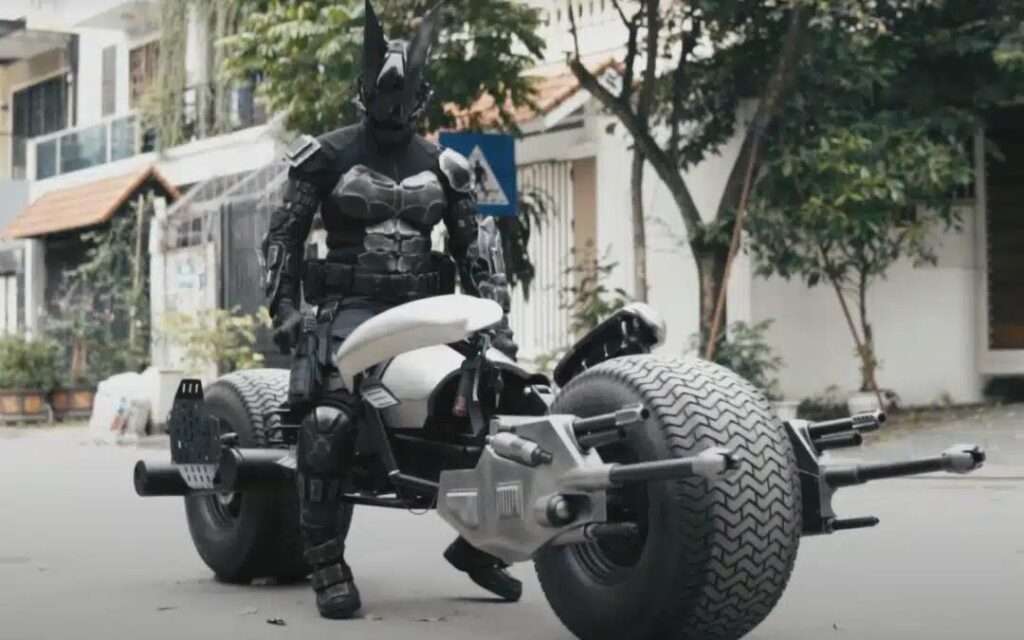 Man built his own home-made Batman Like Motorcycle ( Batpod ) that’s actually rideable